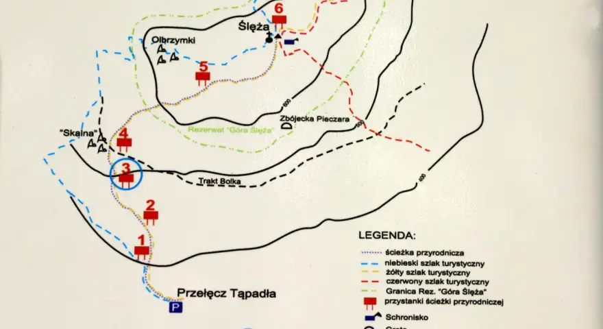 Mapa szlaków turystycznych i przyrodniczych w rejonie Przełęczy Tąpadła. Widać tu m.in. szczyt Ślęży, schronisko, groty i punkty widokowe.