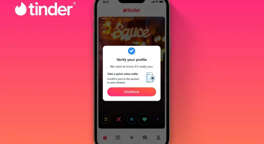 Ekran telefonu z aplikacją Tinder. Wyskakujące okienko prosi o weryfikację profilu przez selfie wideo. Może to pomóc w znalezieniu par, gdy jest tinder brak par.