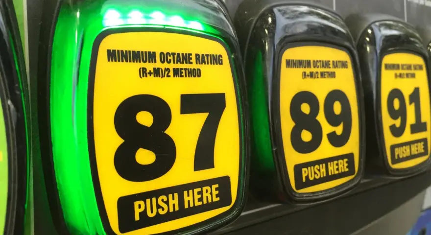 Pannelli luminosi verdi e neri indicano le opzioni di benzina: 87, 89 e 91 ottani. Scegli il tuo super è benzina!