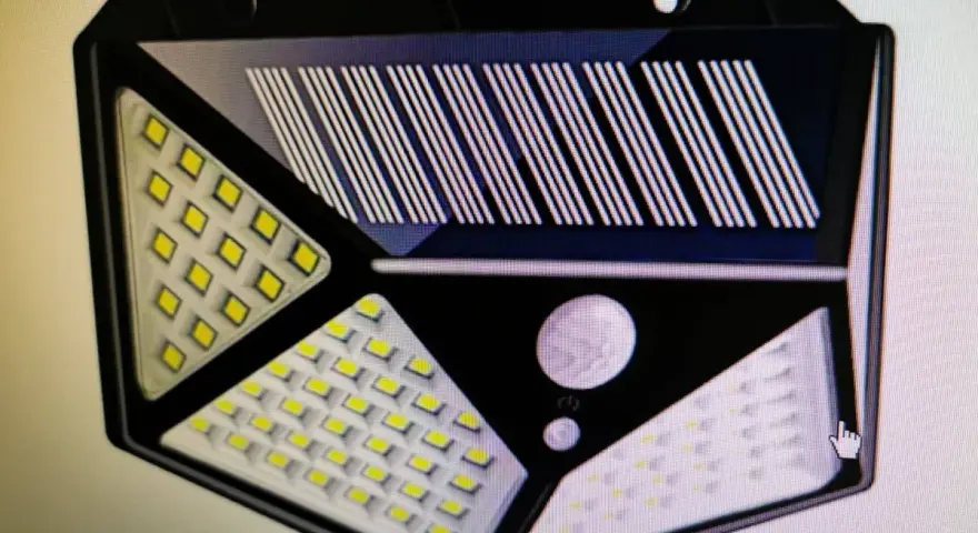 Czarna lampa solarna z wieloma diodami LED i panelem słonecznym. Zastanawiasz się, dlaczego nowa lampa solarna nie świeci? Sprawdź instrukcję.