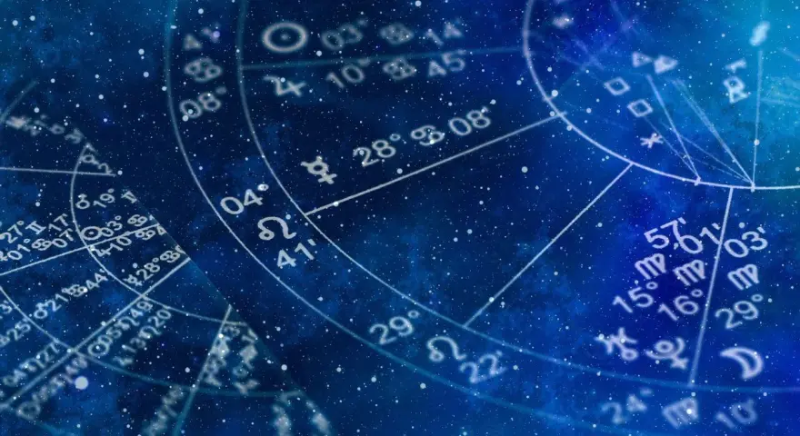 Astrologia co to? Widok na niebo z gwiazdami i symbolami zodiaku, tworzący tajemniczy, kosmiczny klimat.