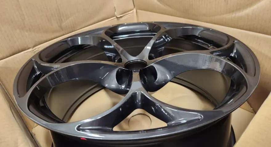 Cerchi Stelvio 20 pollici, design a 5 razze, finitura grigio antracite lucido, appena usciti dalla scatola.