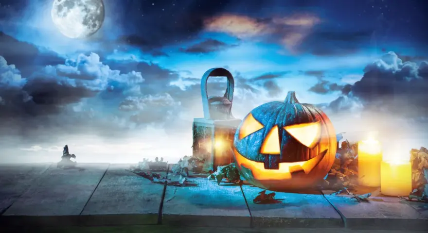 En läskig pumpa lyser upp en mörk natt med fullmåne, perfekt för halloween i Sverige.