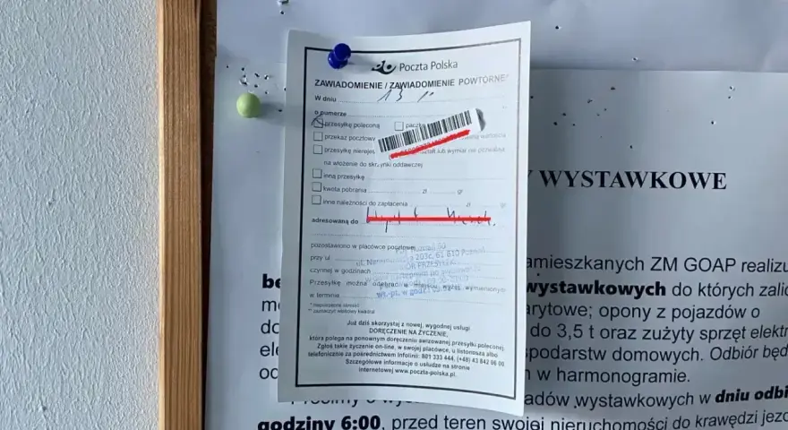 Zawiadomienie z Poczty Polskiej o przesyłce poleconej, która czeka na odbiór.