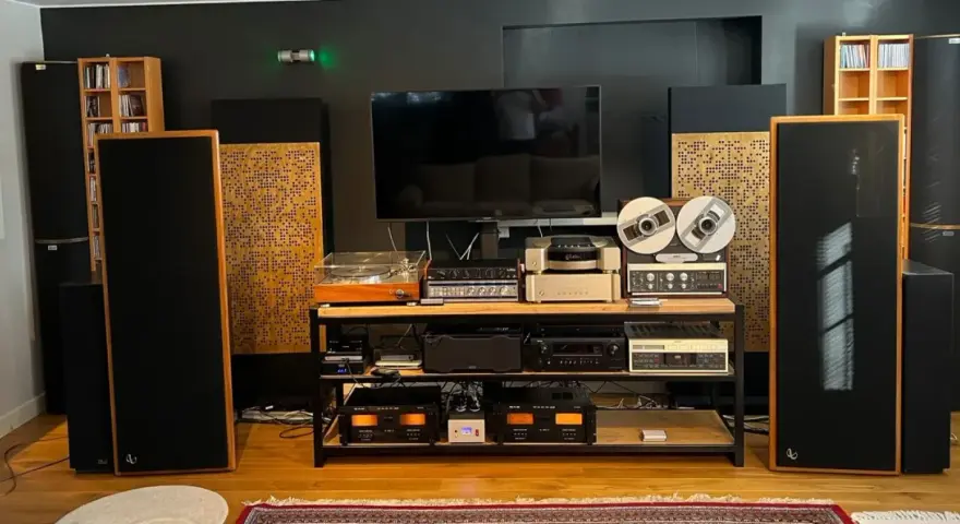 Domowe **ekrany akustyczne** i zaawansowany sprzęt audio tworzą idealne warunki do słuchania muzyki.