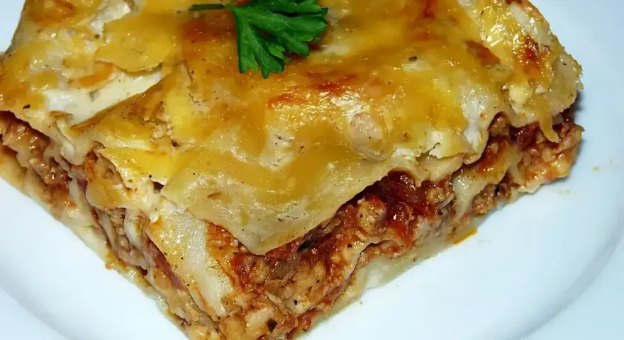 Pyszna, warstwowa lasagne z mięsem mielonym, idealna na rodzinny obiad. Prosty przepis na domową lasagne.
