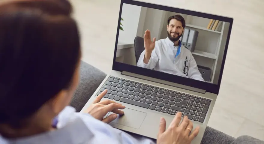 Konsultacja online z lekarzem, który wyjaśnia, jak postępować z seksoholikiem.
