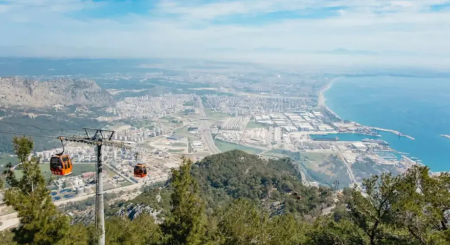 Panoramica di Antalya vista dall'alto con funivia. Un'ottima prospettiva per scoprire cosa vedere in questa città turca.