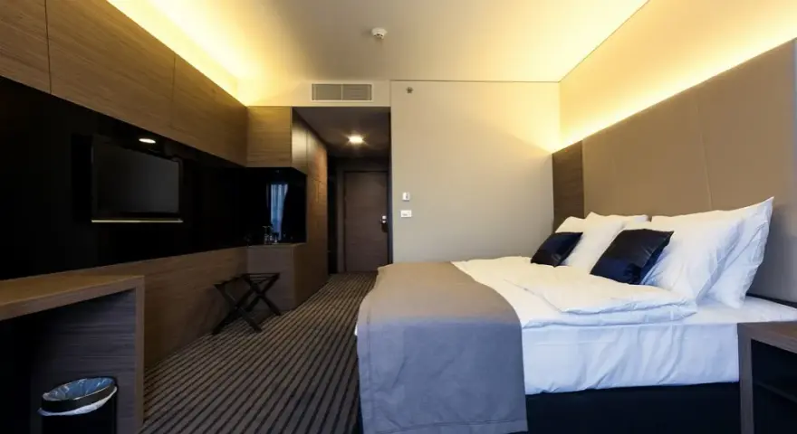 Czy w hotelu są ręczniki? Sprawdź, co możesz znaleźć w pokoju