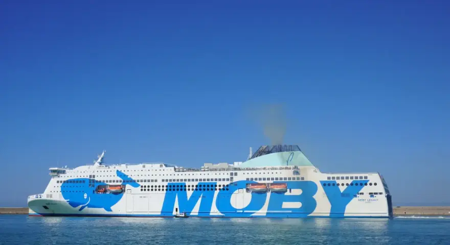 Ogromny prom Moby Legacy z wielorybem na burcie, gotowy do rejsu na Sardynię.