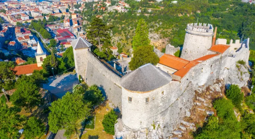Twierdza Trsat w Rijece, skąd roztacza się widok na miasto i morze. Idealne miejsce, by zobaczyć Rijekę z góry.