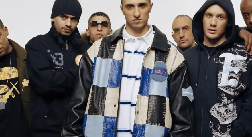 Les membres de Fonky Family posent ensemble, un groupe de rappeurs marseillais au style affirmé.