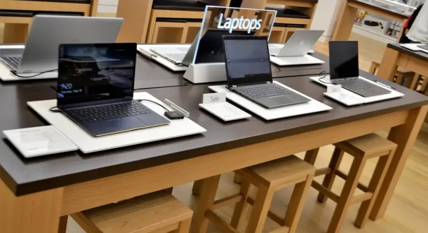 Laptop powystawowy czy warto? Poznaj zalety i ryzyka zakupu