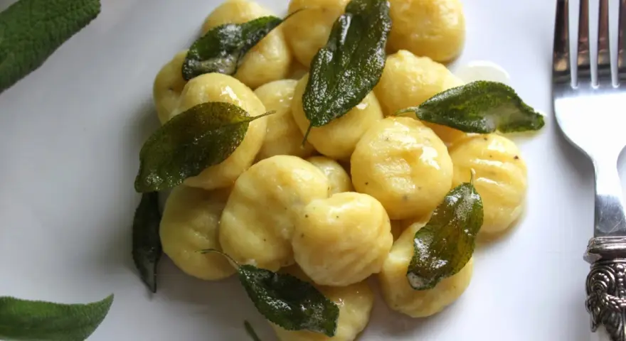 Pyszne gnocchi z masłem i szałwią, idealne na szybki obiad. Przepis prosty i sprawdzony.