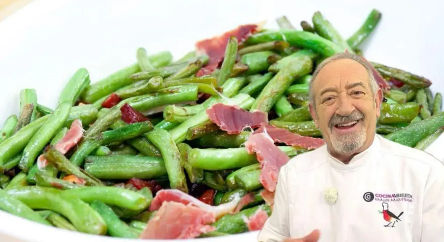 Chef sonriente presenta plato de judías verdes con jamón, ideal para tus recetas.