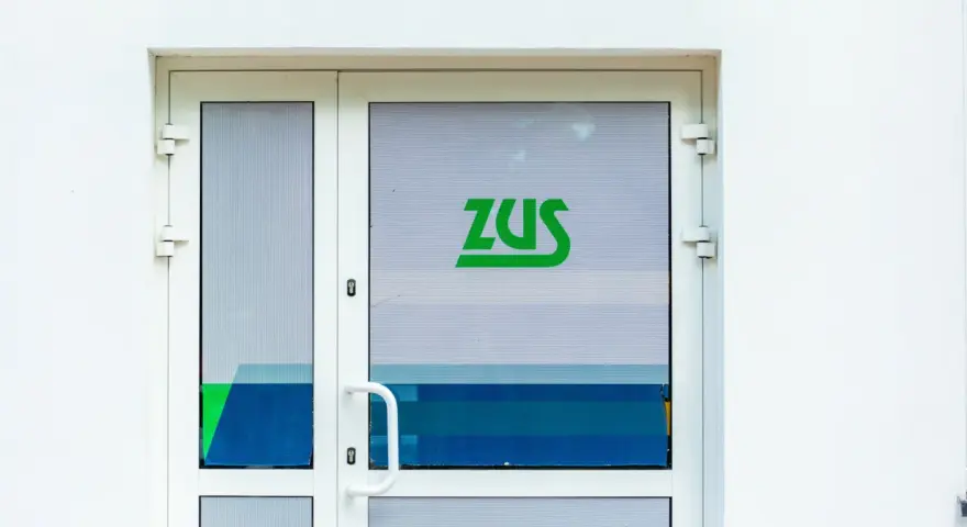Drzwi z zielonym logo ZUS.