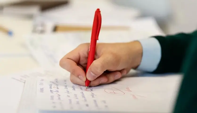 Czy po studiach podyplomowych pisze się pracę? Oto co musisz wiedzieć