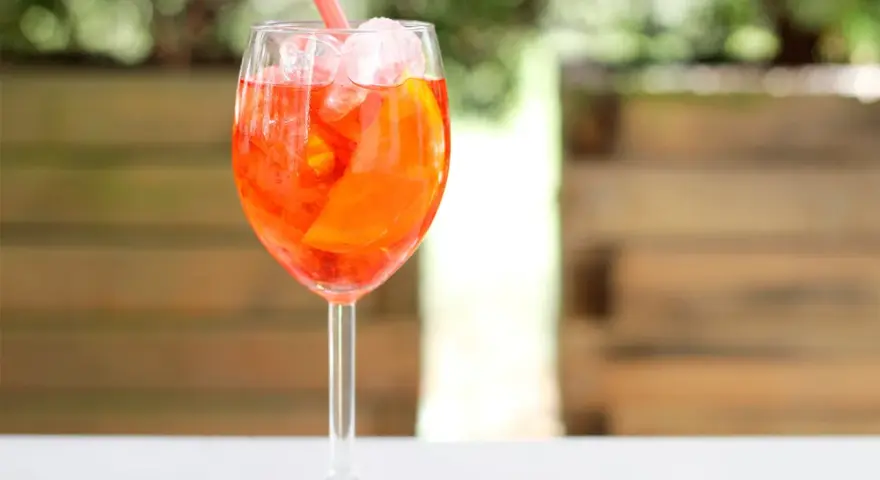 Orzeźwiający Aperol Spritz z lodem i pomarańczą, idealny na letnie popołudnie.