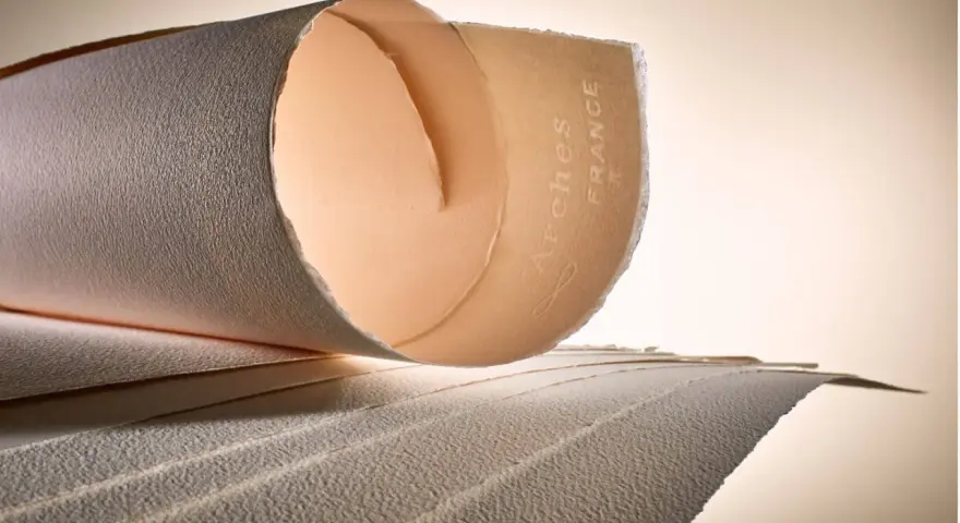 Rouleaux de papier Arches France, révélant la texture papier aquarelle unique. L'art commence ici.