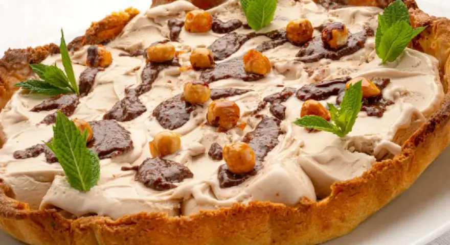 La tarta de hoy de Eva Arguiñano, una delicia helada con base crujiente, coronada con helado cremoso, chocolate y avellanas.
