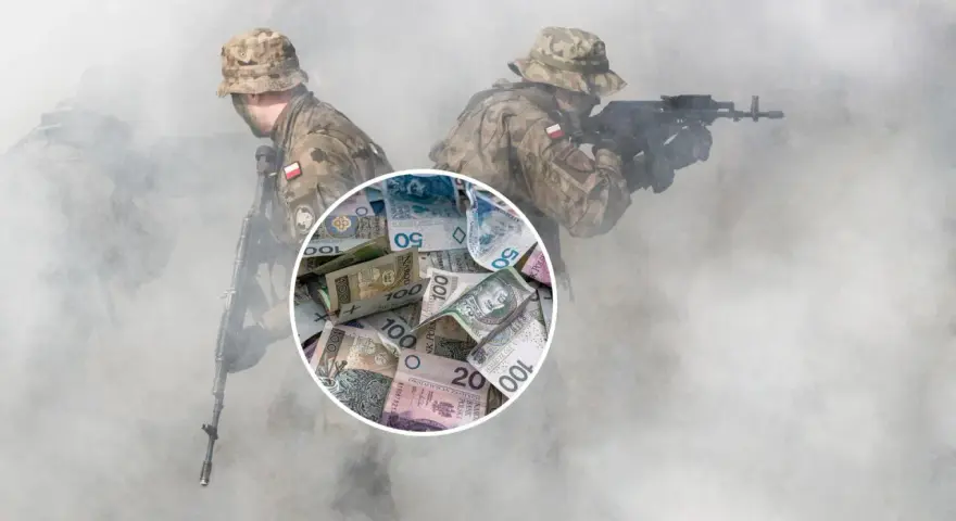Żołnierze w dymie z karabinami, a w tle stos polskich banknotów. Czy to pytanie o to, ile zarabia żołnierz?