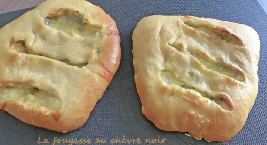 Deux fougasses au chèvre, dorées et moelleuses, garnies d'un fromage fondant. Un délice à partager.