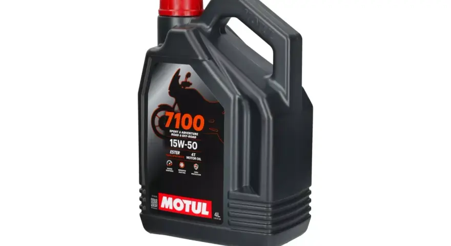 Czarny kanister z olejem Motul 7100 15W-50. Idealne zastosowanie dla motocykli sportowych i turystycznych, zapewniający ochronę silnika.