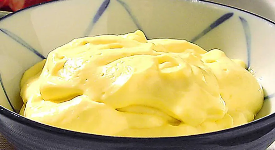 Krämig aioli i en skål, perfekt för ditt nästa aioli recept.