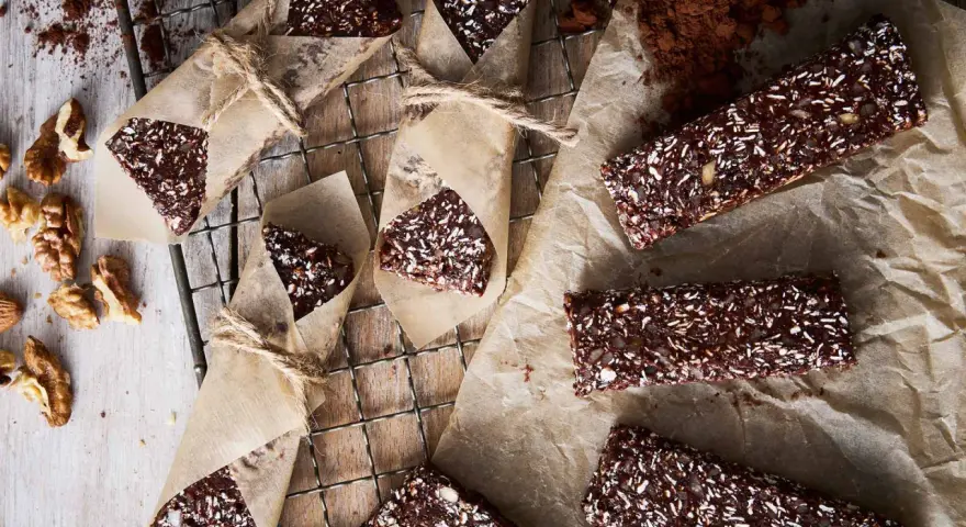 Chokladiga proteinbars, perfekta för ett snabbt mellanmål. Ett enkelt proteinbar recept med nötter och kokos.