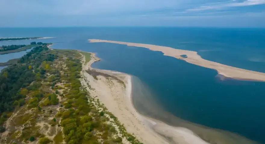 Piękna plaża i morze, idealne miejsce na wypoczynek. Zastanawiasz się, ile jest ze Szczecina do morza? To blisko!