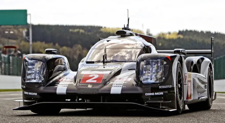 Wyścigowy Porsche 919 z numerem 2 na masce, gotowy do startu na torze wyścigowym.