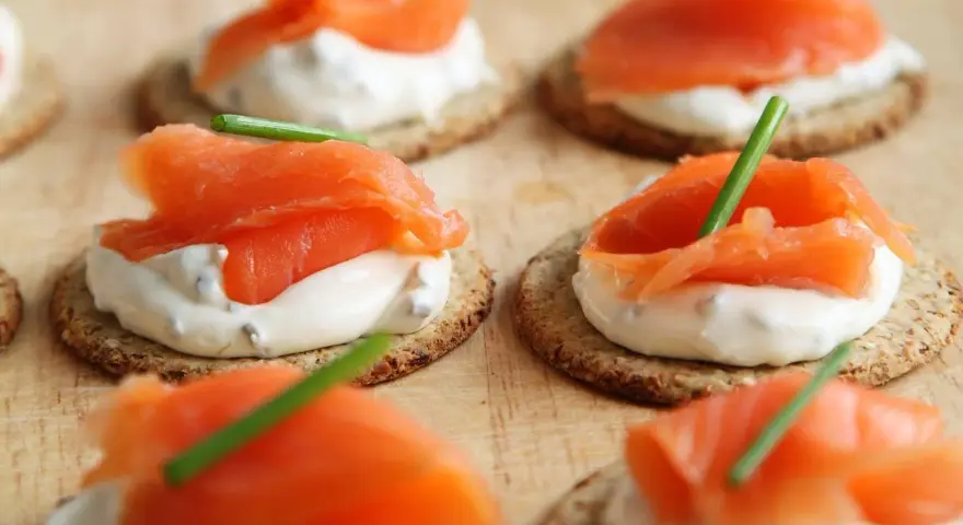 Deliziosi crostini con salmone affumicato, formaggio cremoso e erba cipollina. Un antipasto perfetto, quasi come un salmone in gravidanza per la sua ricchezza.