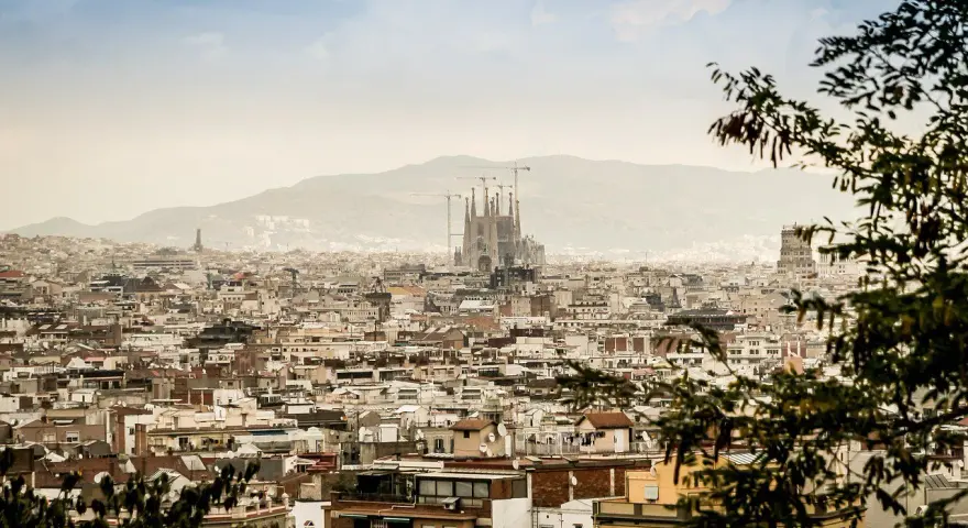 Widok na Barcelonę z Sagradą Familią w oddali. Zastanawiasz się, ile się leci do Barcelony, patrząc na to miasto?