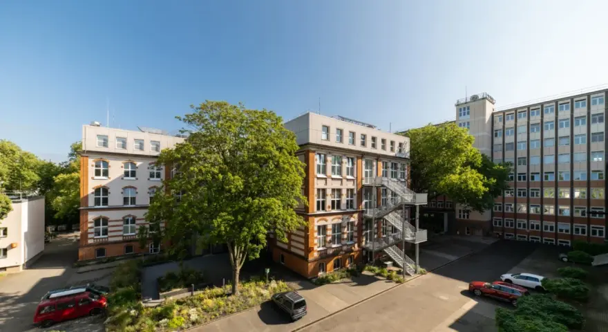 Gebäudeensemble mit moderner Fassade und alten Ziegelsteinelementen, ideal für ein Dortmund Architektur Studium.
