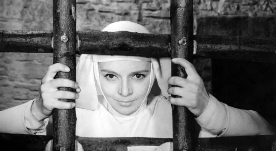 Młoda zakonnica za kratami, scena z jednego z klasycznych, **starych polskich filmów**.