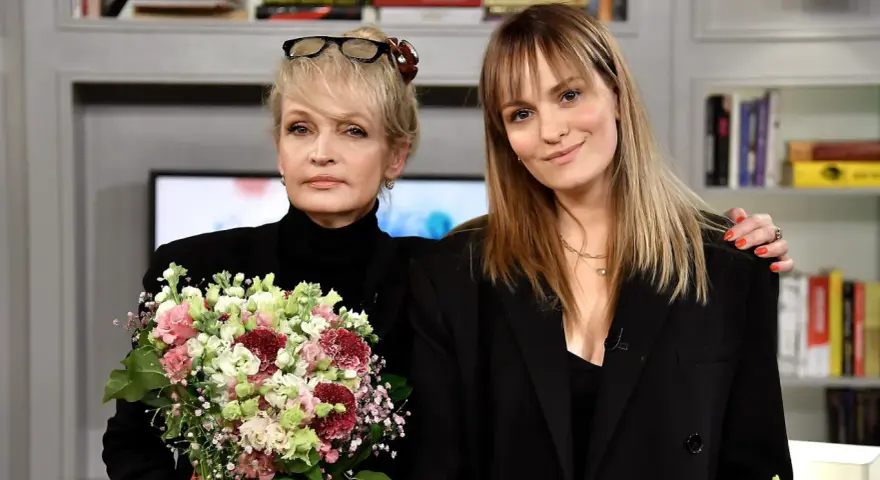 Joanna Biedrzyńska z córką, obie ubrane na czarno, z bukietem kwiatów.