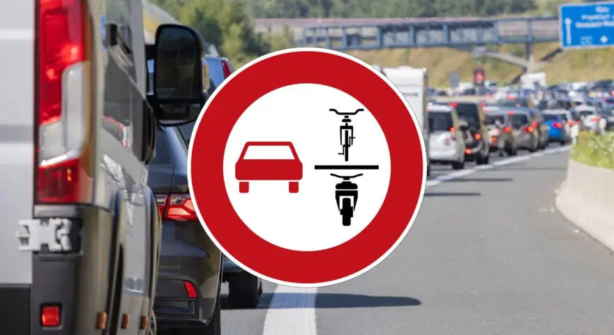 Znak zakazu wjazdu dla samochodów, rowerów i motocykli. Korek na autostradzie, widoczna wwl rejestracja.