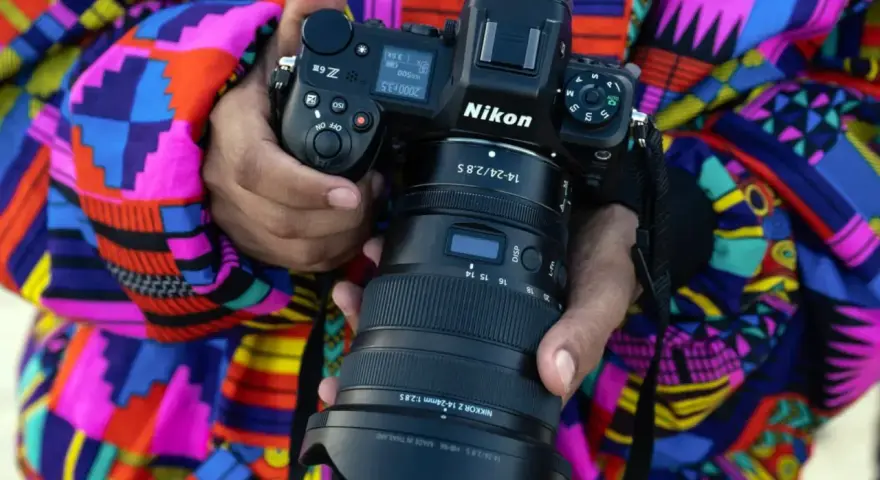 Osoba trzyma aparat Nikon Z6 z obiektywem NIKKOR Z 14-24mm f/2.8 S. Wśród wielu marek aparatów fotograficznych, Nikon wyróżnia się jakością.