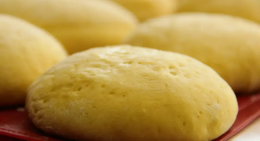 Miękkie, puszyste bułeczki na parze, gotowe do podania. Ich delikatna struktura zapowiada pyszny smak.