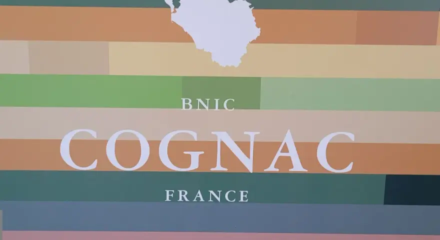 BNIC COGNAC FRANCE: die Region, woraus wird Cognac gemacht, mit einer weißen Umrisskarte.