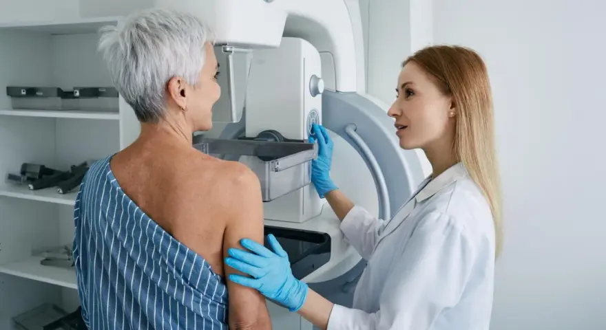 Lekarka przygotowuje pacjentkę do mammografii. Czy mammografia boli? To badanie jest kluczowe dla wczesnego wykrywania raka piersi.