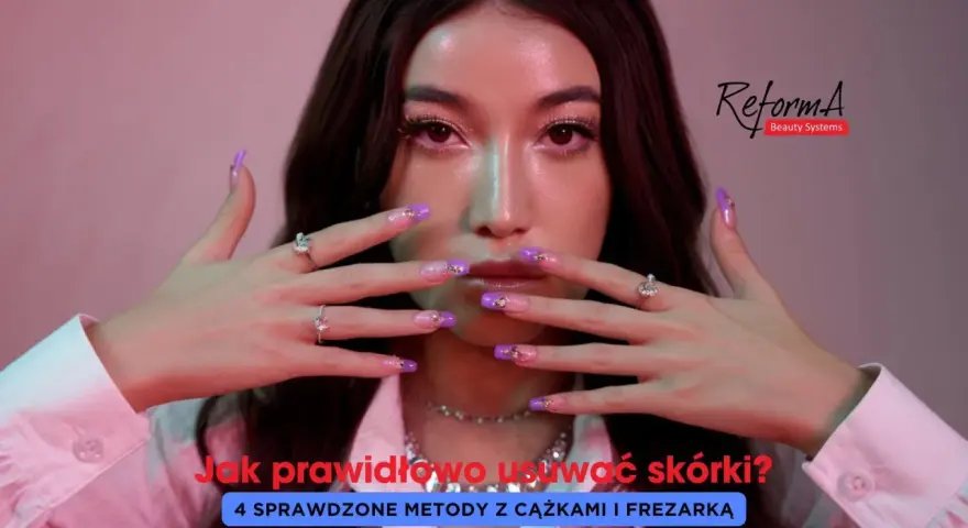 Kobieta z pięknymi paznokciami pokazuje, jak usunąć skórki wokół paznokci, prezentując 4 metody z cążkami i frezarką.
