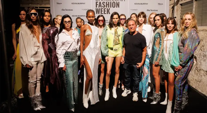 Modelos en la 080 Barcelona Fashion Week, con un diseñador. ¡Un desfile que parece un verdadero custo outlet de moda!