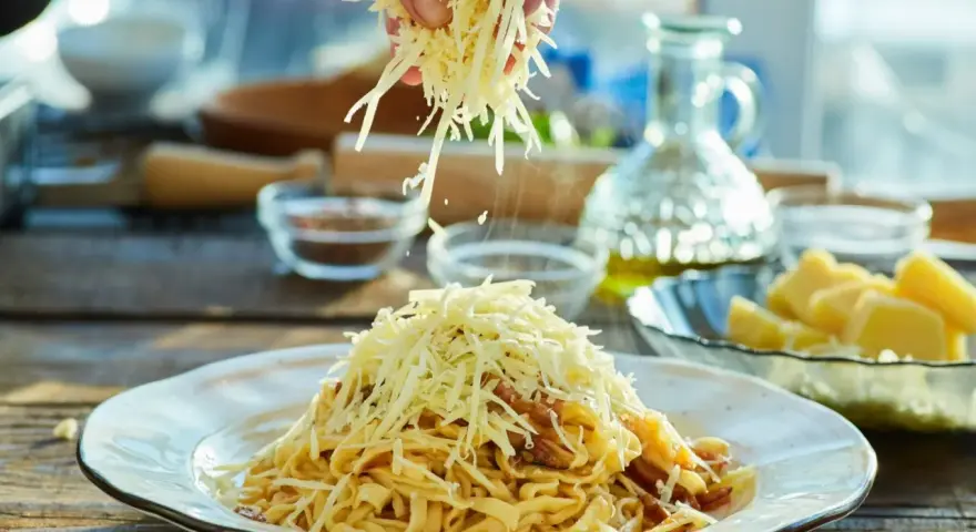 Jak odgrzać makaron z sosem, by smakował jak świeży?