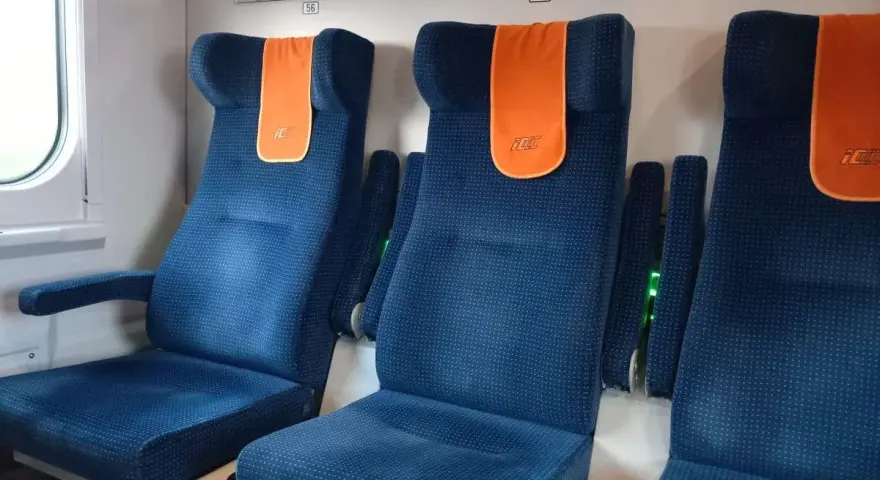 Wygodne siedzenia w Pendolino. Rozkład miejsc w wagonie pozwala na komfortową podróż.