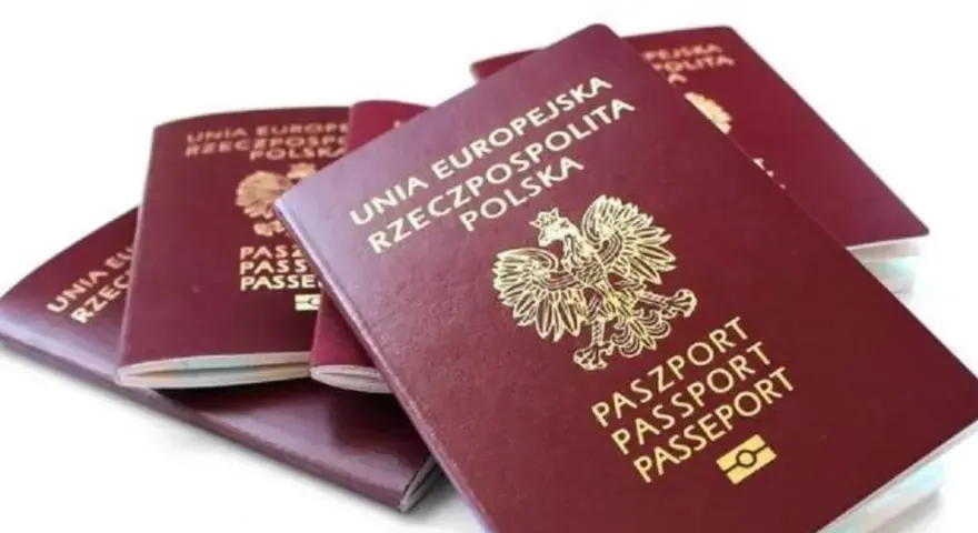 Kilka paszportów Unii Europejskiej. Czy do Szkocji potrzebny jest paszport? Tak, jeśli nie jesteś obywatelem UE.