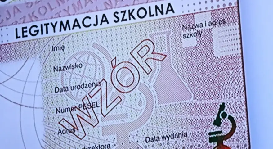 Legitymacja szkolna, wzór dokumentu z danymi ucznia i mikroskopem. Czy legitymacja szkolna jest obowiązkowa? Sprawdź!