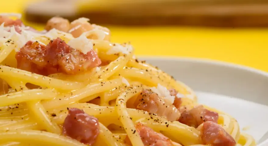 Pyszna carbonara z guanciale i parmezanem. Jaki ser do carbonary? Tylko najlepszy!