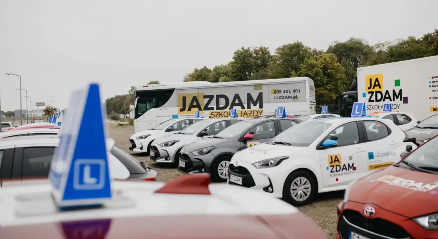 Samochody szkoleniowe z literą "L" na dachu, gotowe do nauki jazdy. Dowiedz się, od ilu lat można zdobyć prawo jazdy AM.