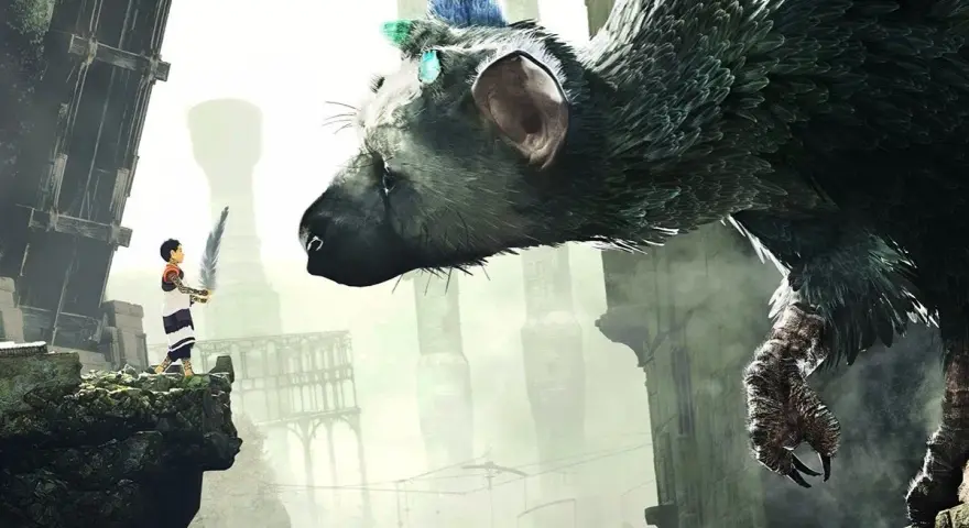 Chłopiec z piórem w ręku stoi na skale, patrząc na ogromnego stwora. Scena z gry The Last Guardian PS4.